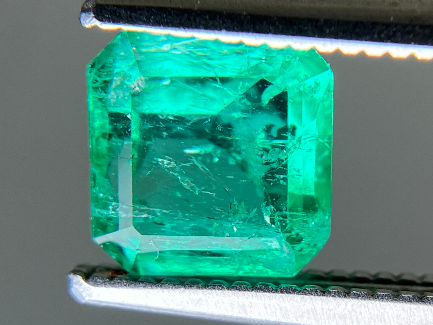 エメラルド 天然 0.927ct 中央宝石ソーティング付き 6.32㎜×6.20㎜×3.50㎜ ルース（ 裸石 ） 6345YY