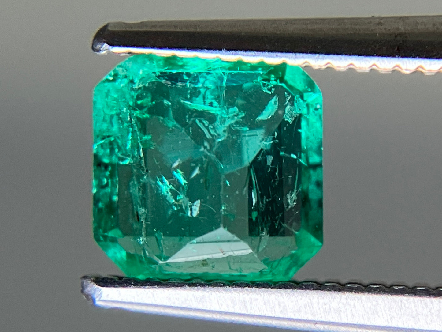 エメラルド 天然 0.927ct 中央宝石ソーティング付き 6.32㎜×6.20㎜×3.50㎜ ルース（ 裸石 ） 6345YY