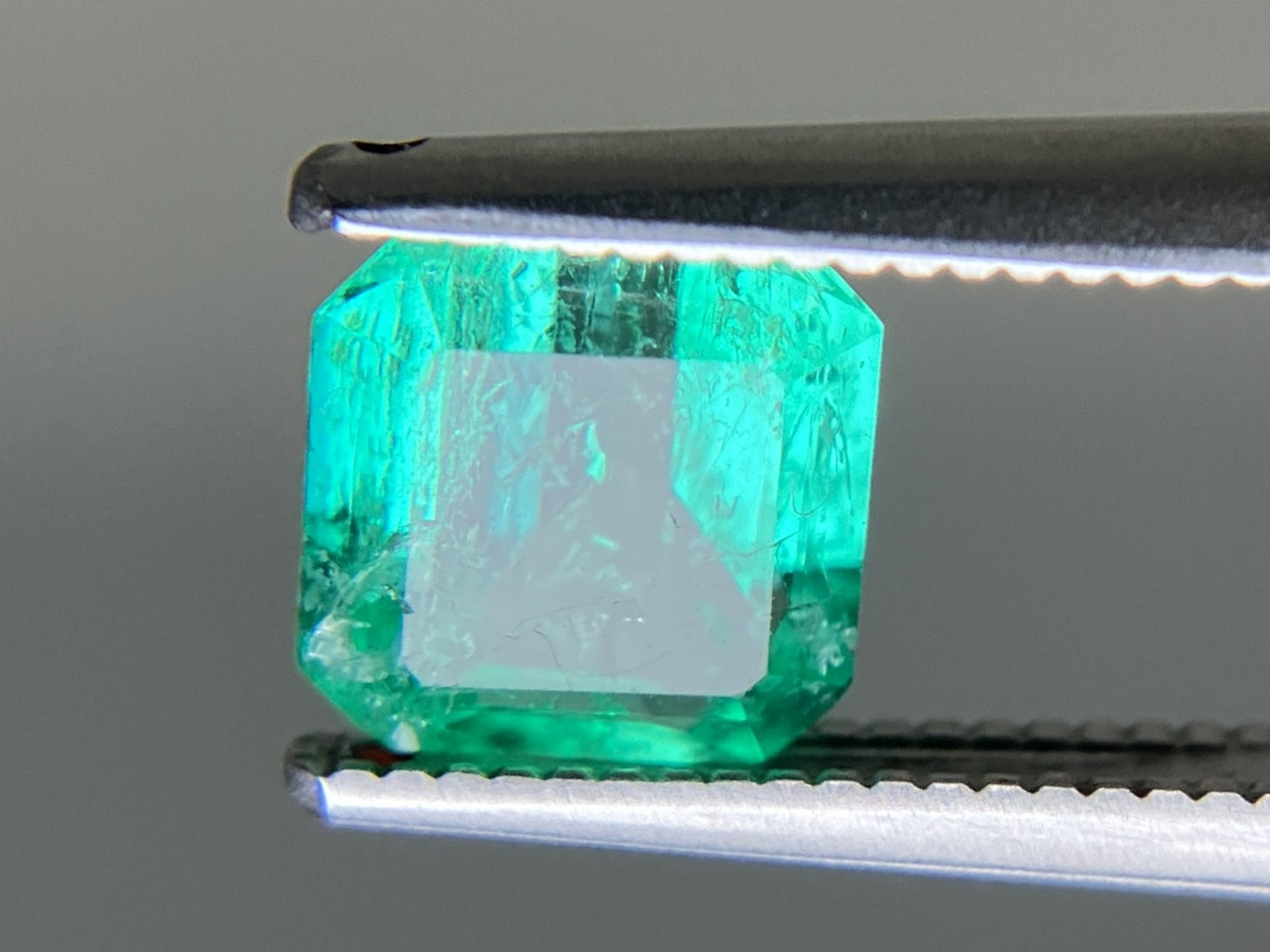 エメラルド 天然 0.927ct 中央宝石ソーティング付き 6.32㎜×6.20㎜×3.50㎜ ルース（ 裸石 ） 6345YY