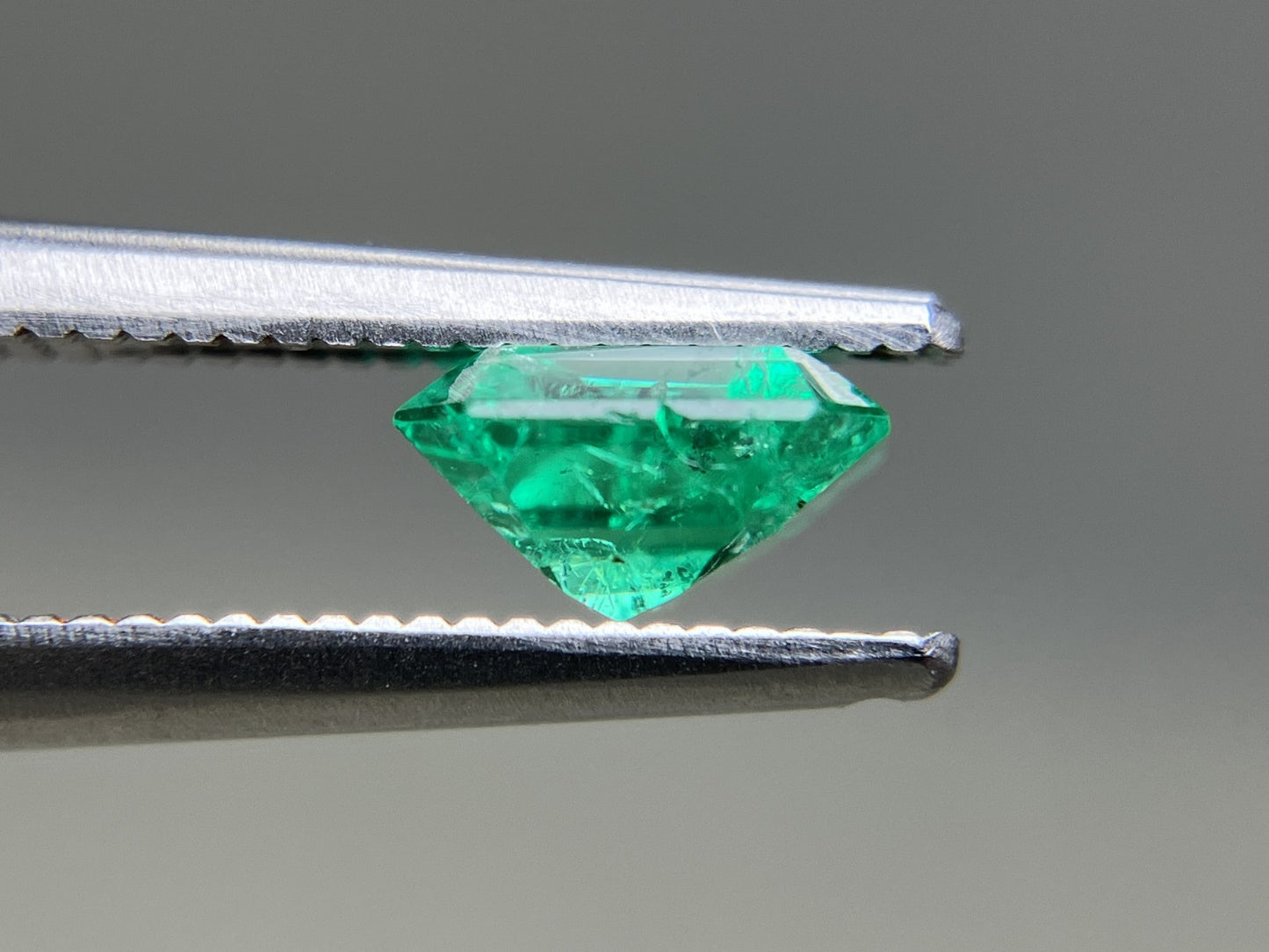 エメラルド 天然 0.927ct 中央宝石ソーティング付き 6.32㎜×6.20㎜×3.50㎜ ルース（ 裸石 ） 6345YY