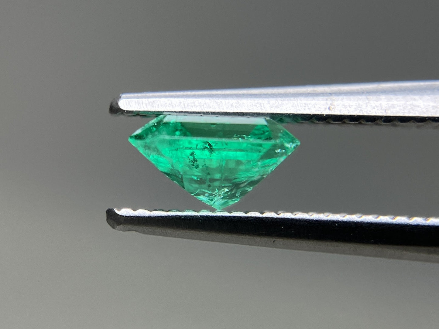 エメラルド 天然 0.927ct 中央宝石ソーティング付き 6.32㎜×6.20㎜×3.50㎜ ルース（ 裸石 ） 6345YY