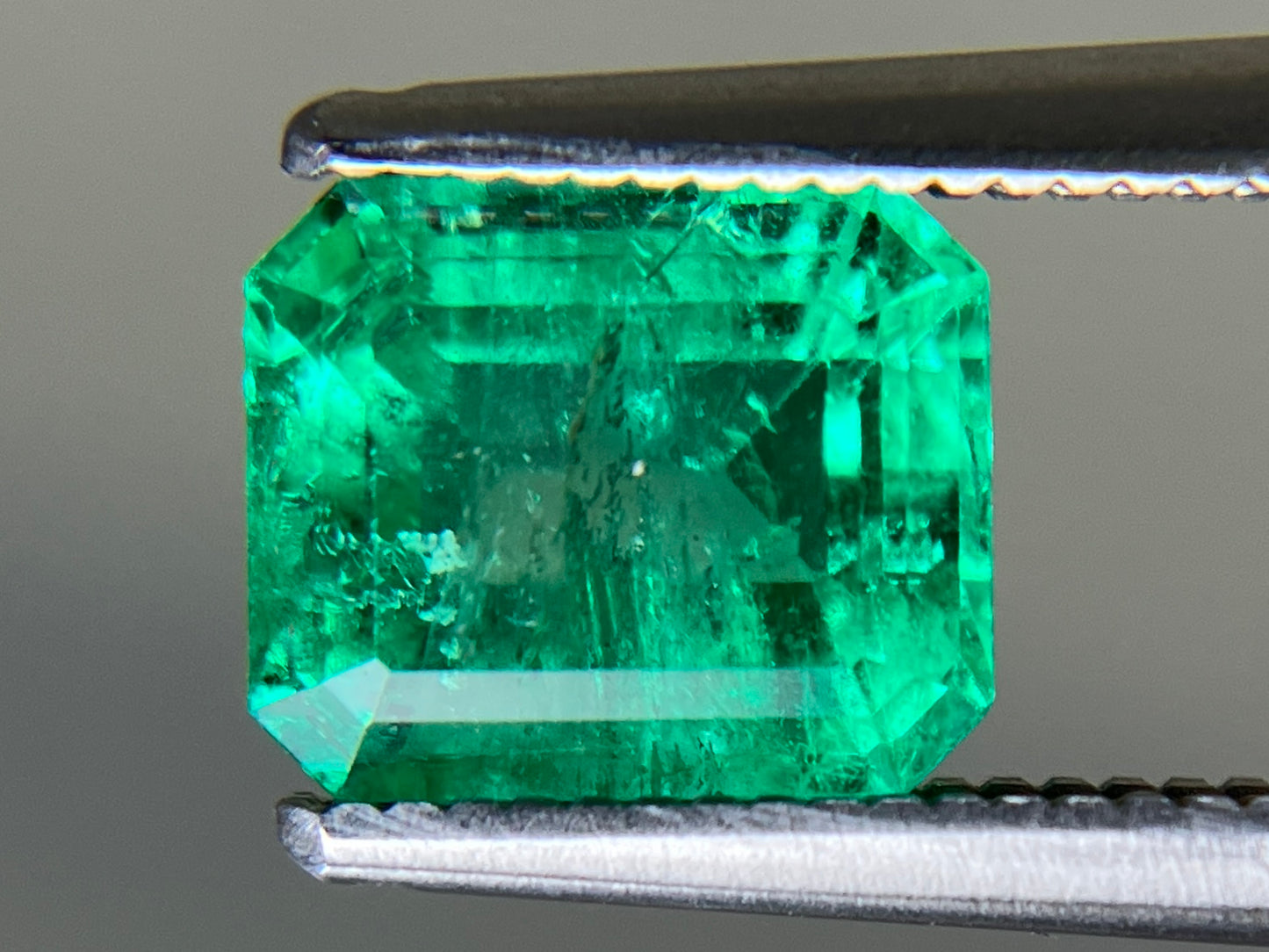 エメラルド 天然 1.489ct 中央宝石ソーティング付き 7.48㎜×6.34㎜×4.44㎜ ルース（ 裸石 ） 6406YY