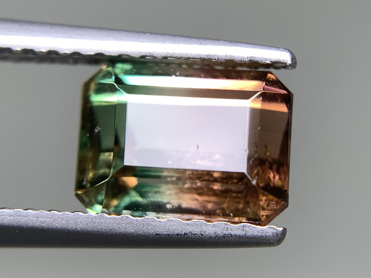 パーティカラードトルマリン 2.054ct  中央宝石ソーティング付き  7.77㎜×6.00㎜×4.85㎜  天然 ルース（ 裸石 ） 4755Y