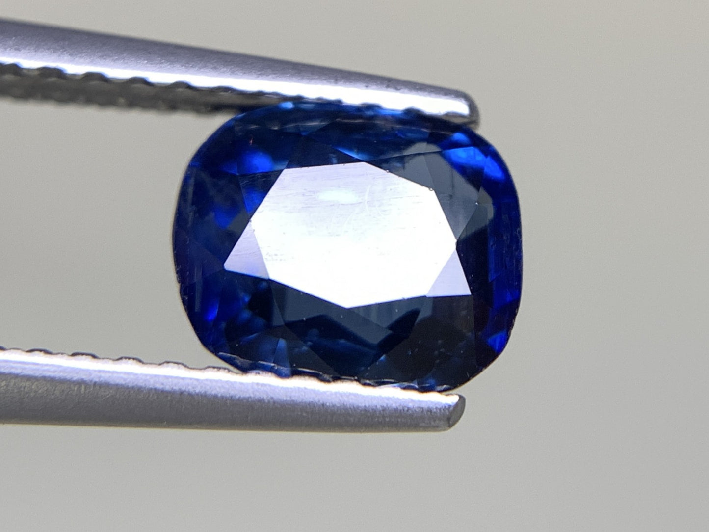 サファイア 1.787ct 宝石ソーティング付き  7.1㎜×6.0㎜×3.8㎜ ルース（ 裸石 ） 2335Y
