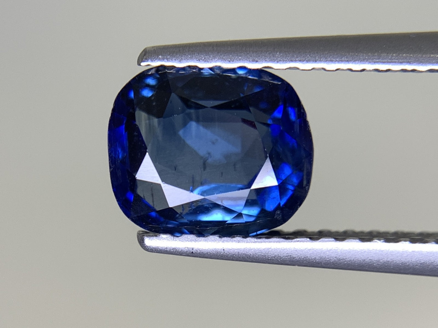 サファイア 1.787ct 宝石ソーティング付き  7.1㎜×6.0㎜×3.8㎜ ルース（ 裸石 ） 2335Y