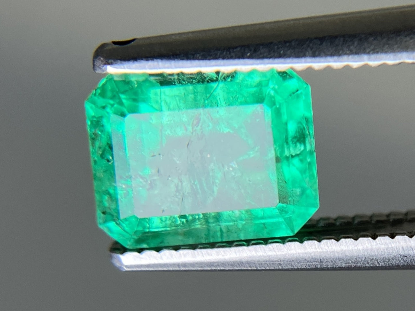 エメラルド 天然 1.489ct 中央宝石ソーティング付き 7.48㎜×6.34㎜×4.44㎜ ルース（ 裸石 ） 6406YY