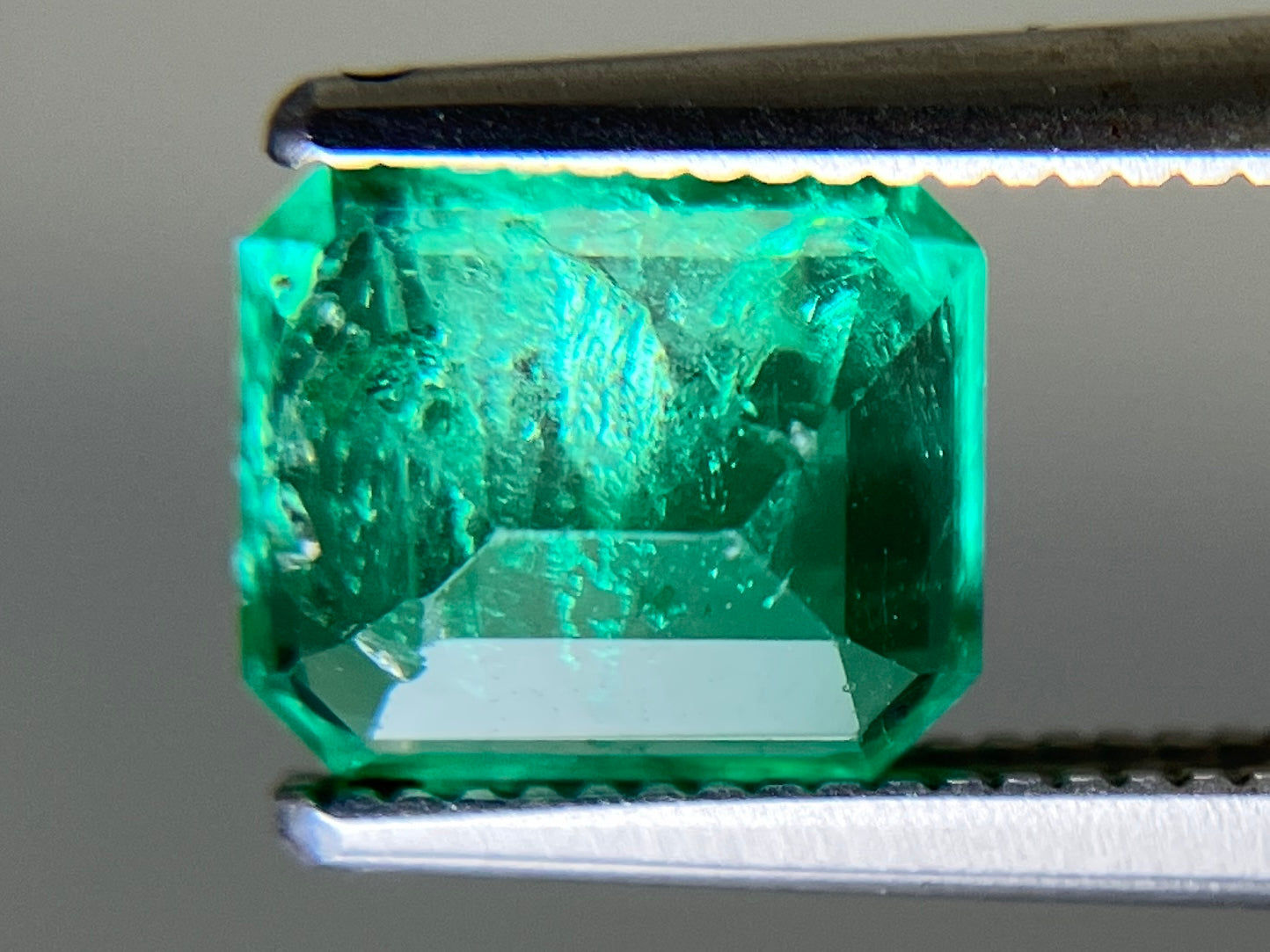 エメラルド 天然 1.489ct 中央宝石ソーティング付き 7.48㎜×6.34㎜×4.44㎜ ルース（ 裸石 ） 6406YY