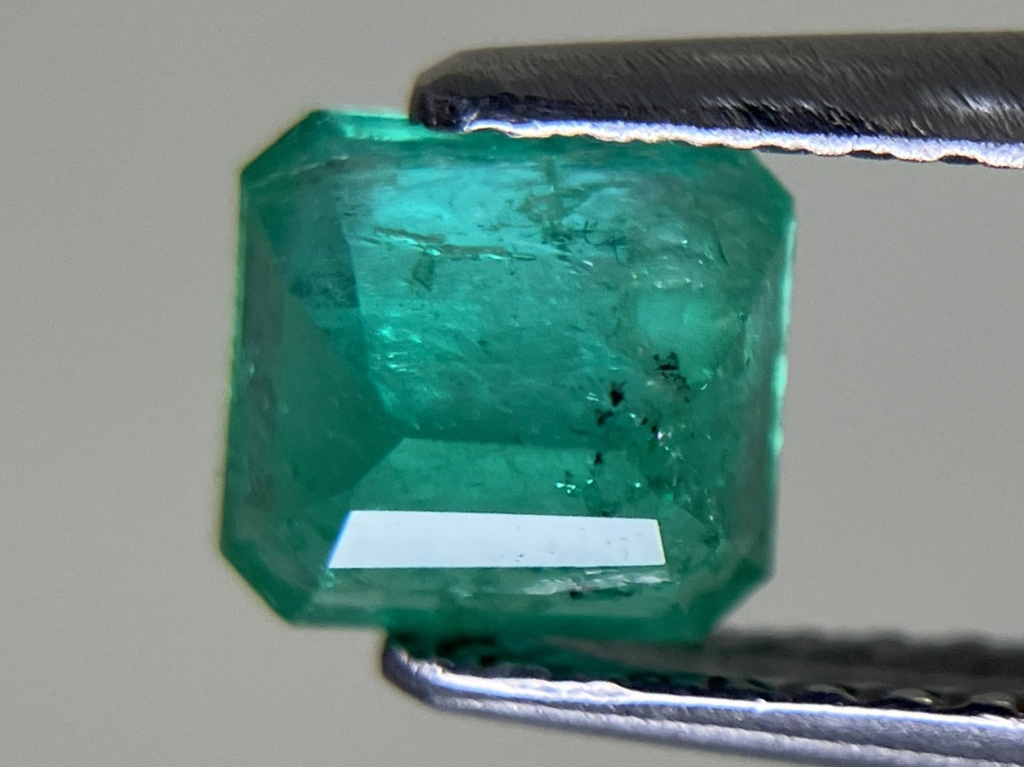 エメラルド 0.795ct 宝石ソーティング付き  5.5㎜×5.2㎜×3.8㎜  ルース（ 裸石 ） 3875YY