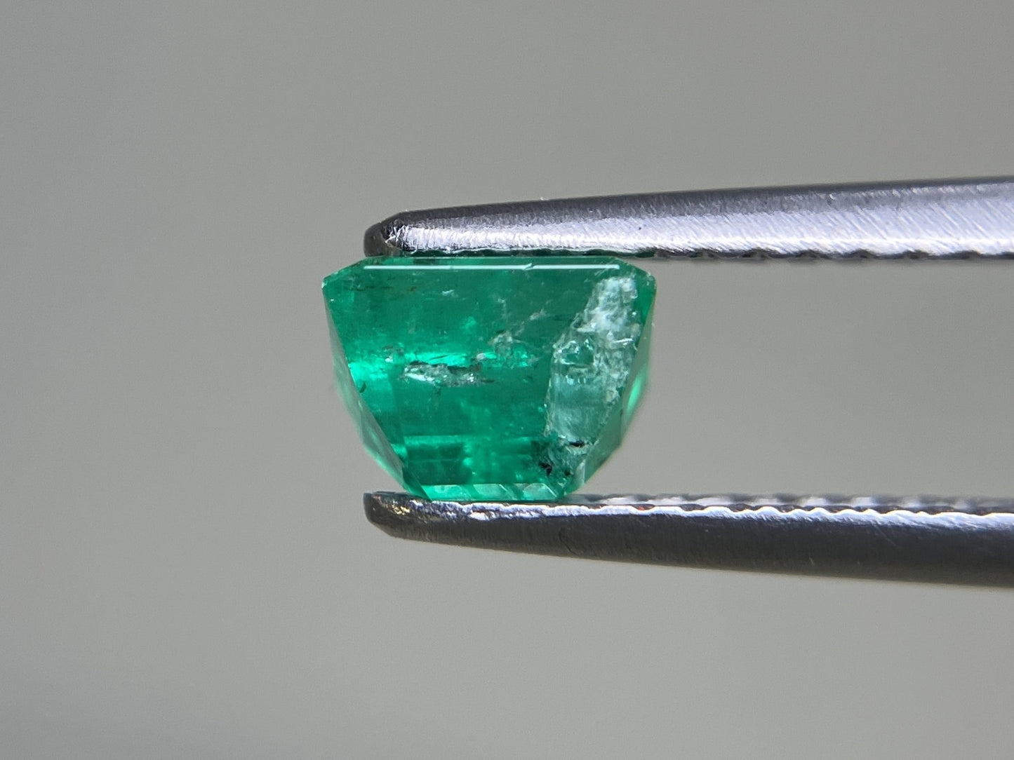 エメラルド 0.795ct 宝石ソーティング付き  5.5㎜×5.2㎜×3.8㎜  ルース（ 裸石 ） 3875YY