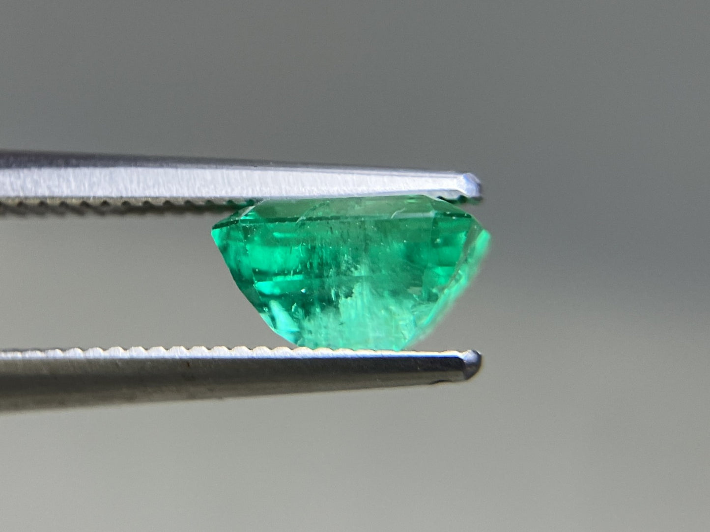 エメラルド 天然 1.489ct 中央宝石ソーティング付き 7.48㎜×6.34㎜×4.44㎜ ルース（ 裸石 ） 6406YY