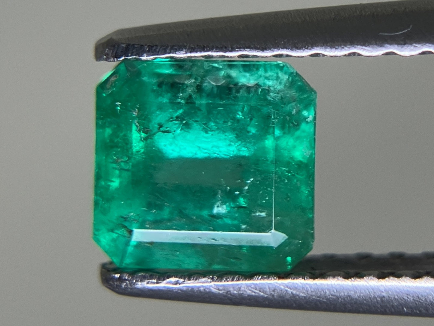 エメラルド 0.795ct 宝石ソーティング付き  5.5㎜×5.2㎜×3.8㎜  ルース（ 裸石 ） 3875YY
