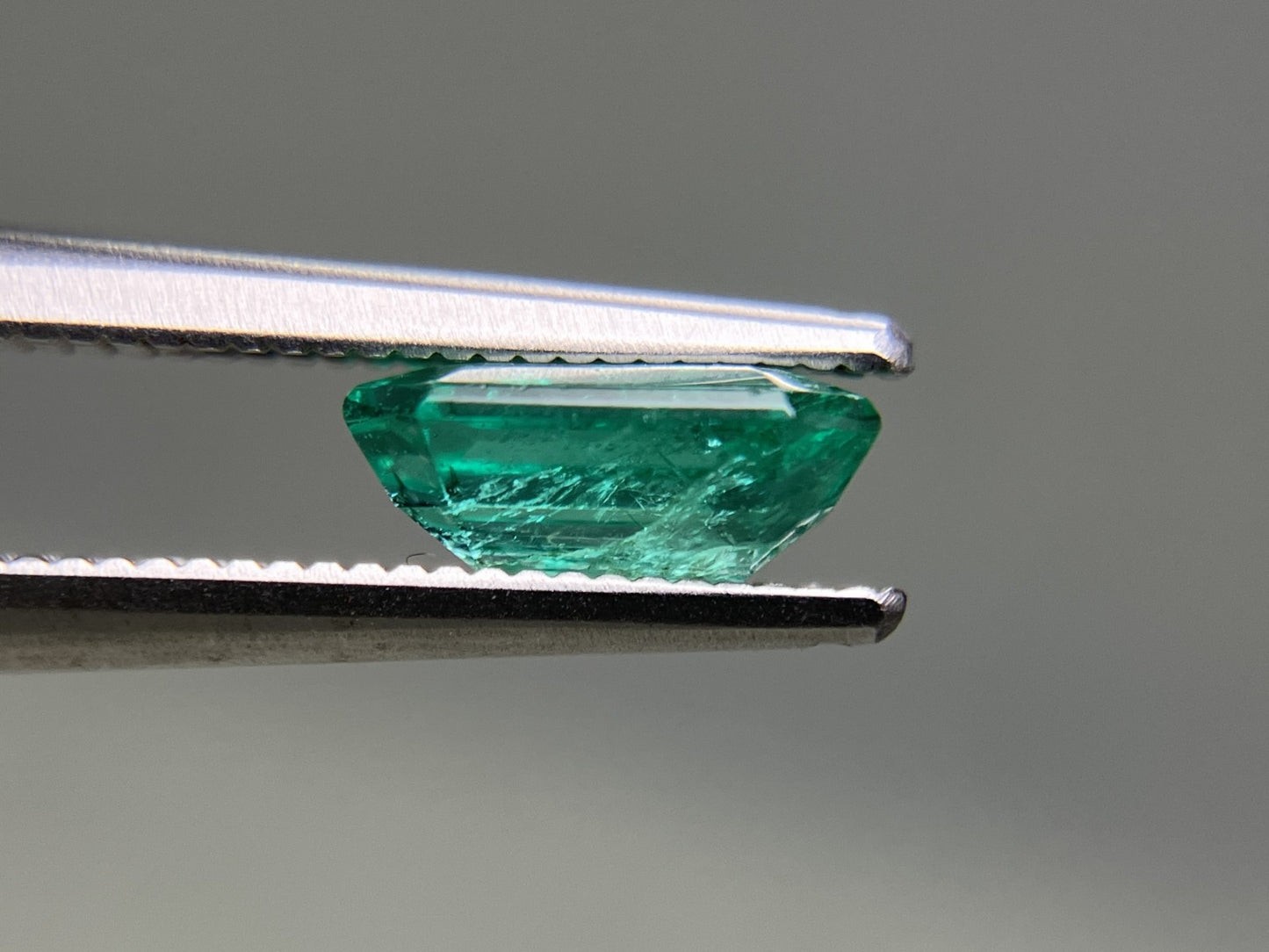 エメラルド 天然 1.141ct 中央宝石ソーティング付き 7.93㎜×5.67㎜×3.29㎜ ルース（ 裸石 ） 6307YY