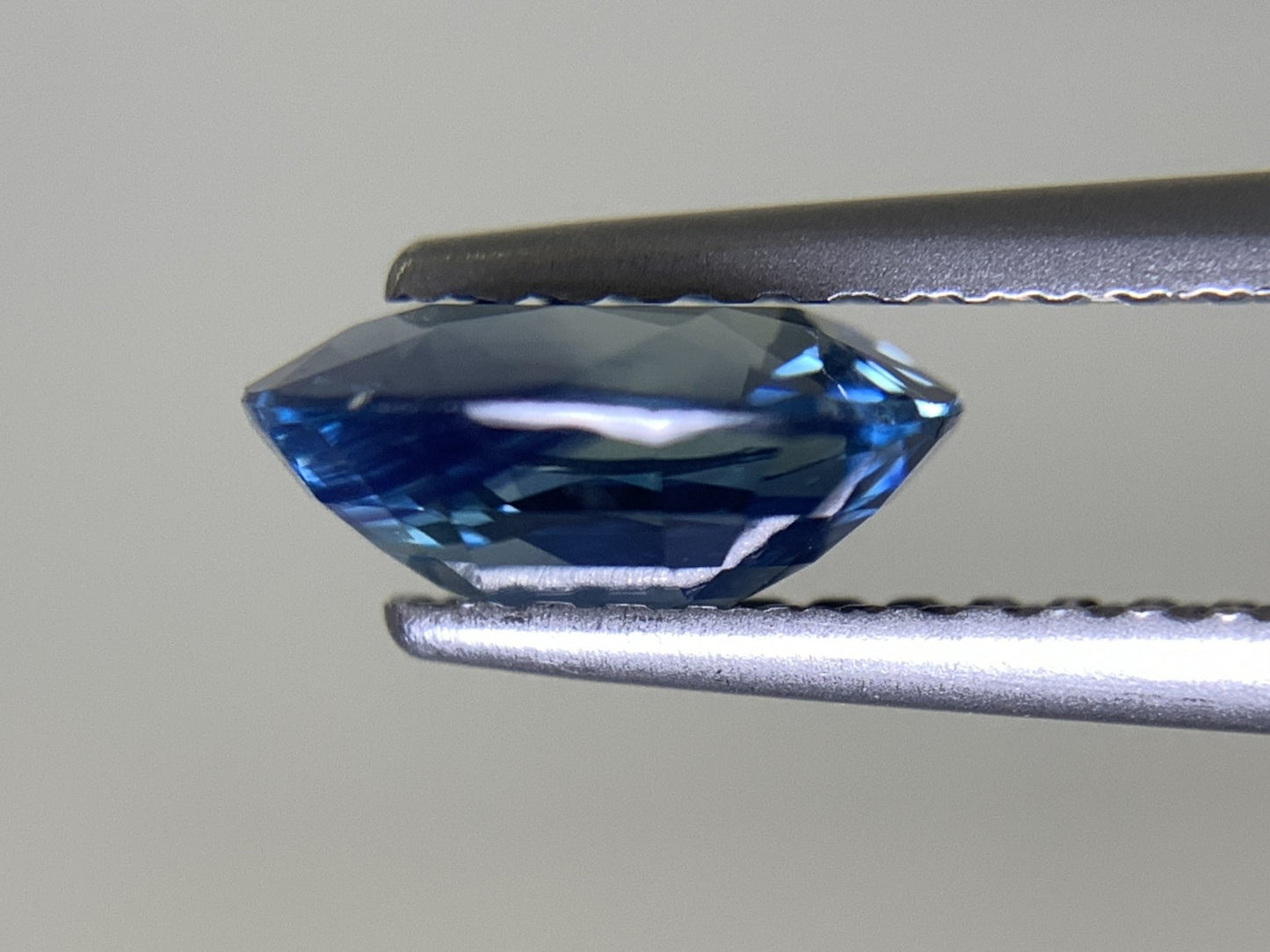 サファイア 1.611ct 宝石ソーティング付き  7.7㎜×6.7㎜×3.3㎜ ルース（ 裸石 ） 2295Y