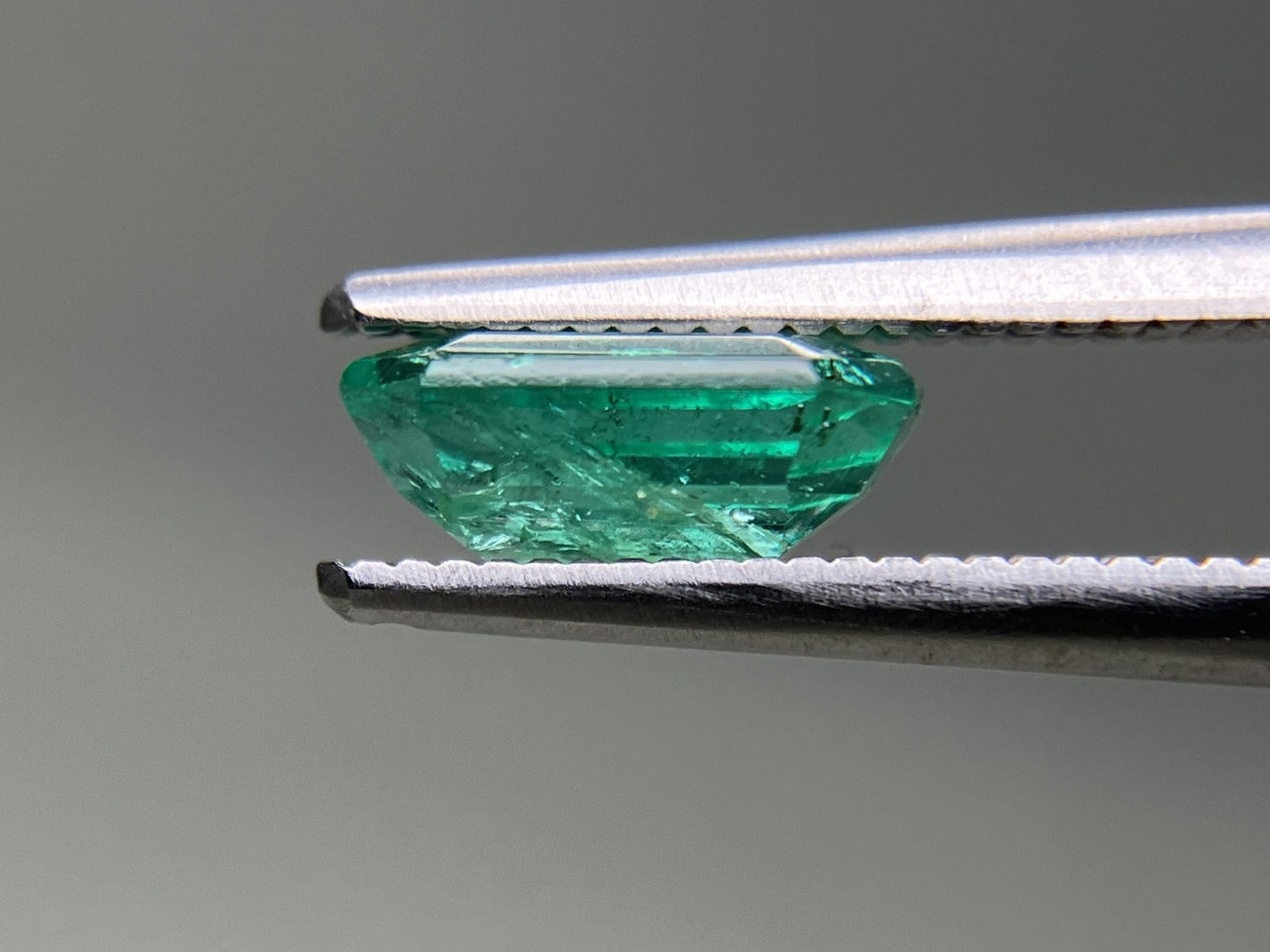 エメラルド 天然 1.141ct 中央宝石ソーティング付き 7.93㎜×5.67㎜×3.29㎜ ルース（ 裸石 ） 6307YY
