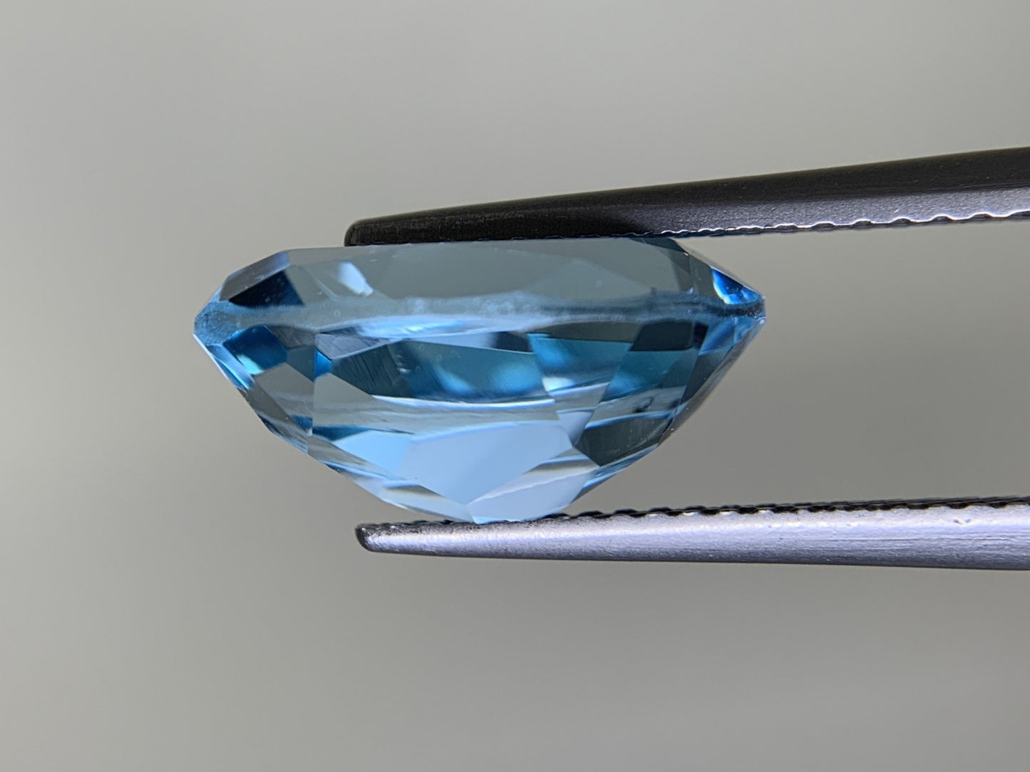 ブルートパーズ 天然 7.646ct 宝石ソーティング付き 14.1㎜×10.1㎜×6.8㎜ ルース（ 裸石 ） 6677Y