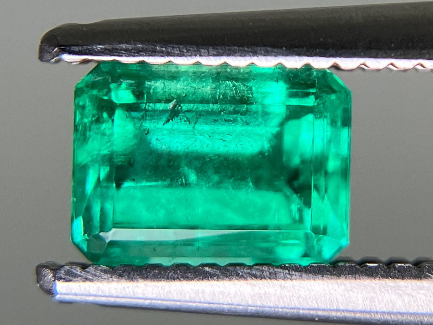 エメラルド 天然 0.737ct 中央宝石ソーティング付き 6.20㎜×4.53㎜×3.64㎜ ルース（ 裸石 ） 6355YY