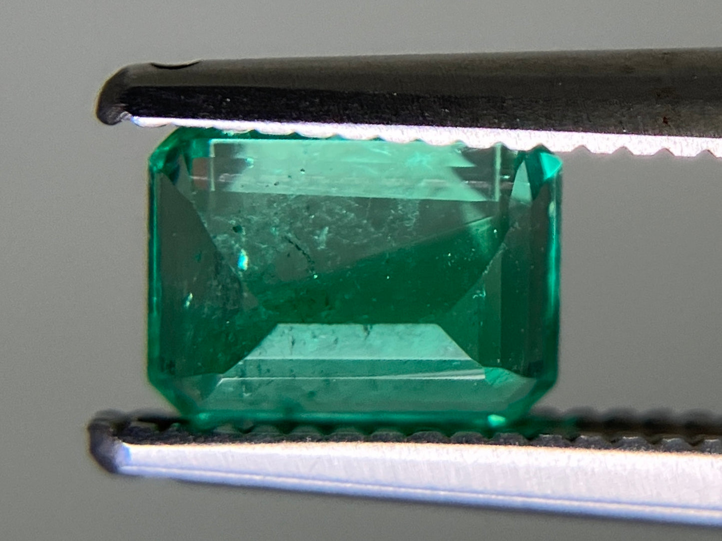 エメラルド 天然 0.737ct 中央宝石ソーティング付き 6.20㎜×4.53㎜×3.64㎜ ルース（ 裸石 ） 6355YY