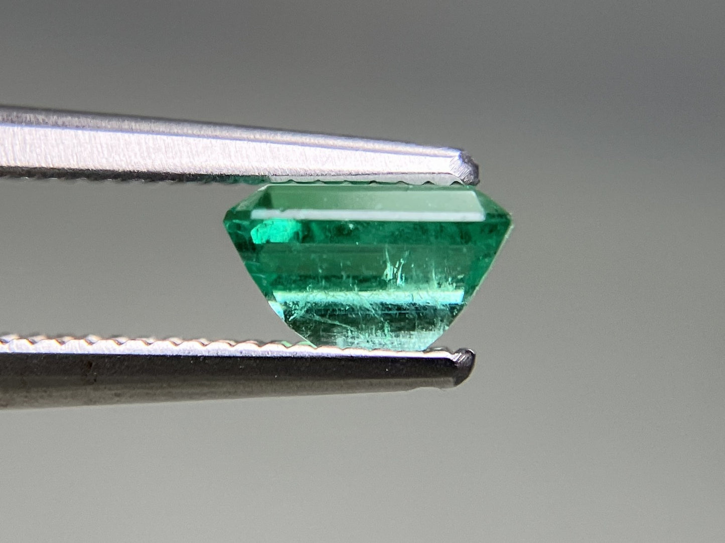 エメラルド 天然 0.737ct 中央宝石ソーティング付き 6.20㎜×4.53㎜×3.64㎜ ルース（ 裸石 ） 6355YY