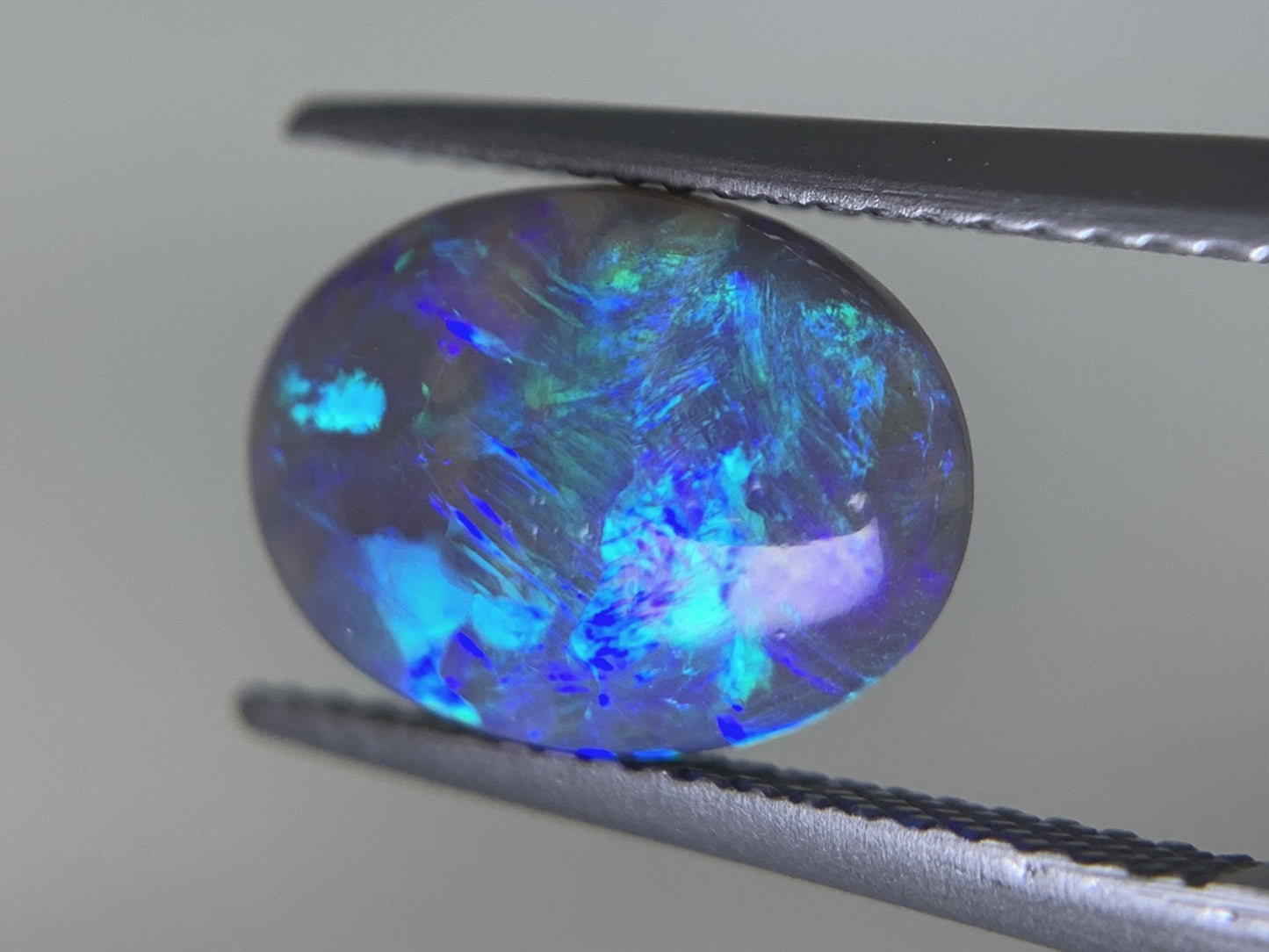 ブラックオパール 2.405ct  中央宝石ソーティング付き  11.6㎜×8.5㎜×4.2㎜  ルース（ 裸石 ） 4121Y