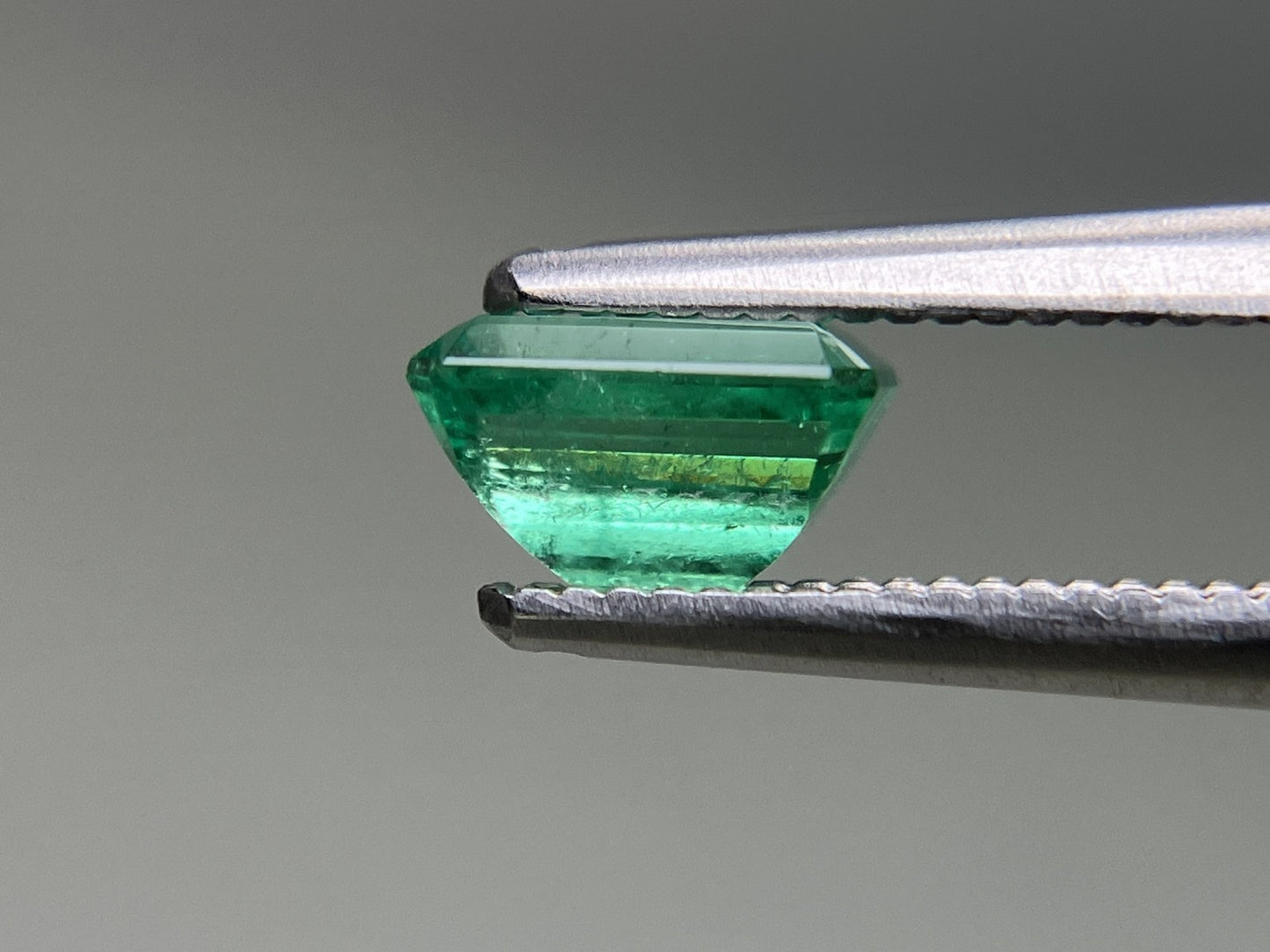 エメラルド 天然 0.737ct 中央宝石ソーティング付き 6.20㎜×4.53㎜×3.64㎜ ルース（ 裸石 ） 6355YY