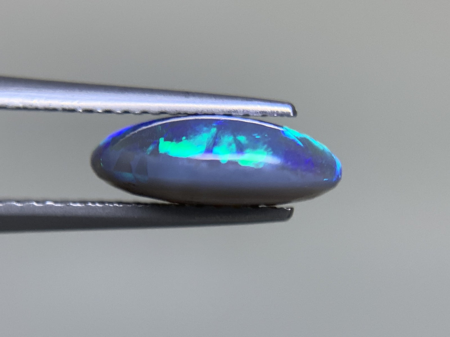 ブラックオパール 2.405ct  中央宝石ソーティング付き  11.6㎜×8.5㎜×4.2㎜  ルース（ 裸石 ） 4121Y