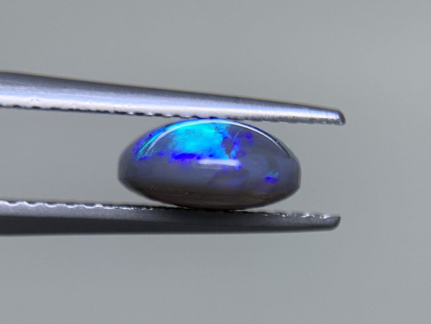 ブラックオパール 2.405ct  中央宝石ソーティング付き  11.6㎜×8.5㎜×4.2㎜  ルース（ 裸石 ） 4121Y