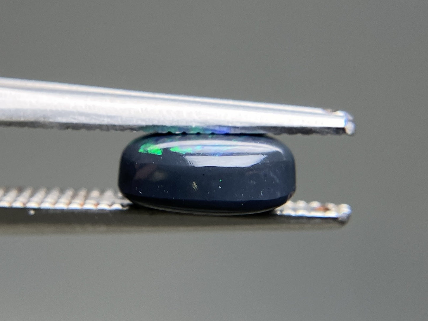 ブラックオパール 天然 0.922ct 中央宝石ソーティング付き 7.5㎜×5.6㎜×3.2㎜ ルース（ 裸石 ） 6425YY