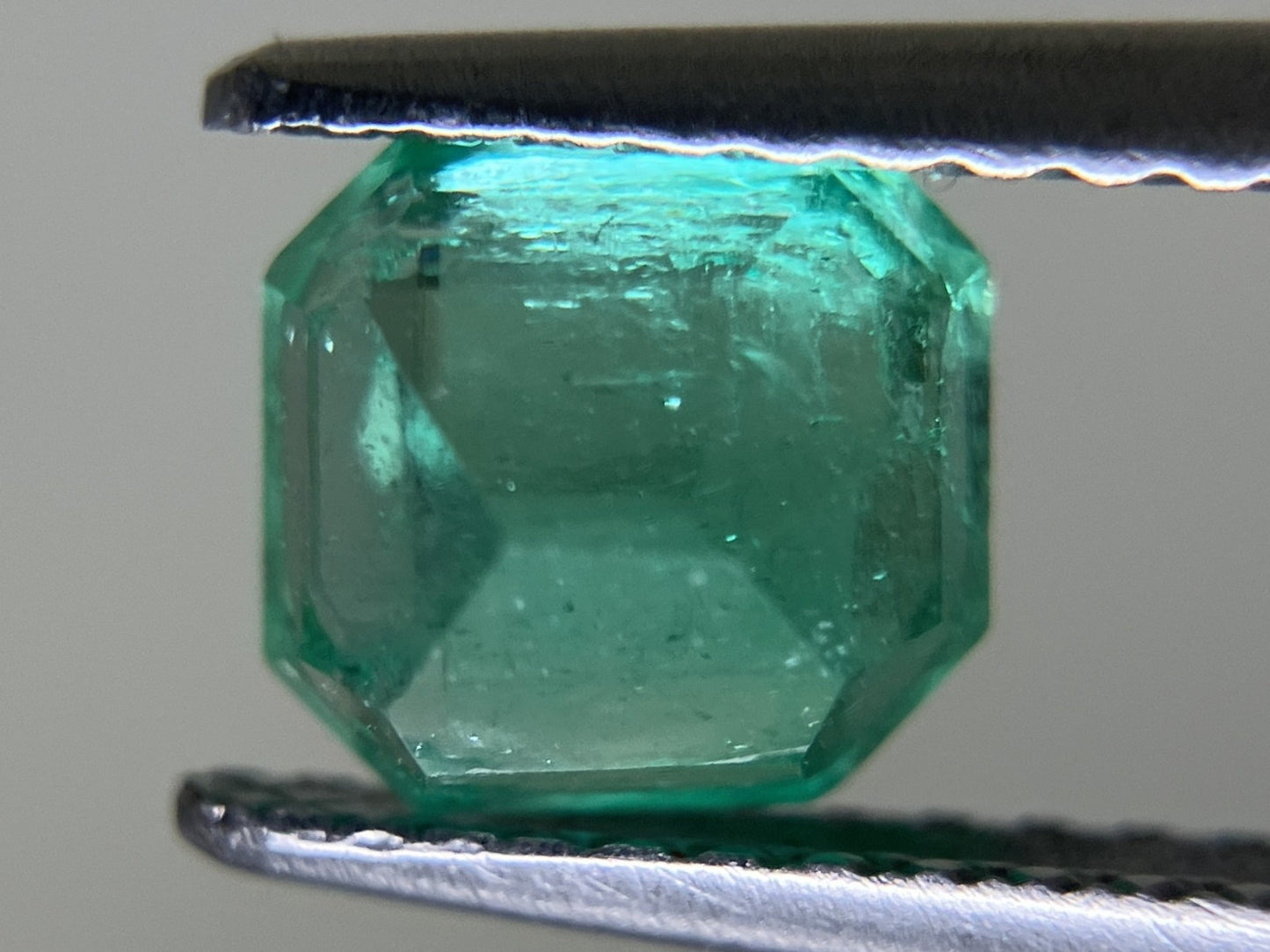 エメラルド 1.227ct 中央宝石ソーティング付き  6.38㎜×5.96㎜×4.64㎜  ルース（ 裸石 ） 4037YY