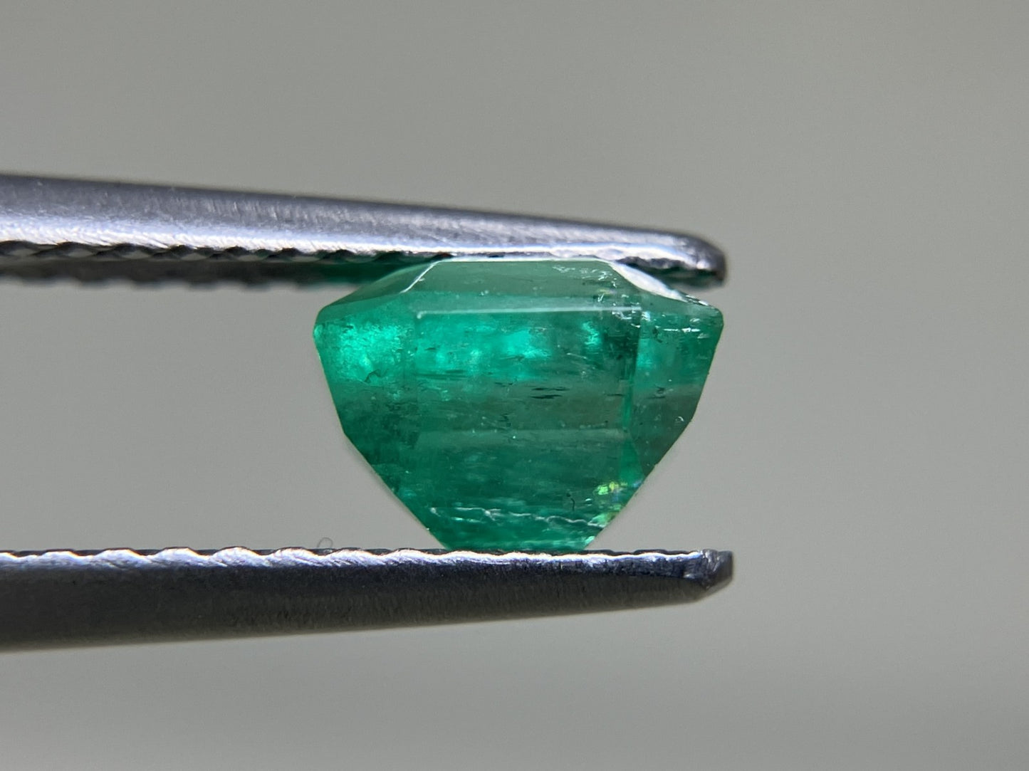 エメラルド 1.227ct 中央宝石ソーティング付き  6.38㎜×5.96㎜×4.64㎜  ルース（ 裸石 ） 4037YY