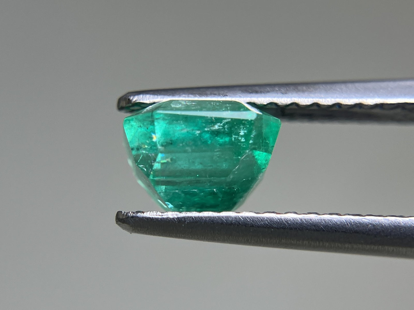 エメラルド 1.227ct 中央宝石ソーティング付き  6.38㎜×5.96㎜×4.64㎜  ルース（ 裸石 ） 4037YY