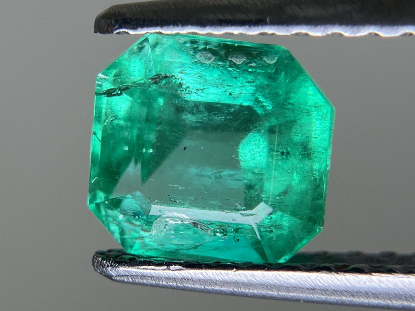 エメラルド 1.227ct 中央宝石ソーティング付き  6.38㎜×5.96㎜×4.64㎜  ルース（ 裸石 ） 4037YY