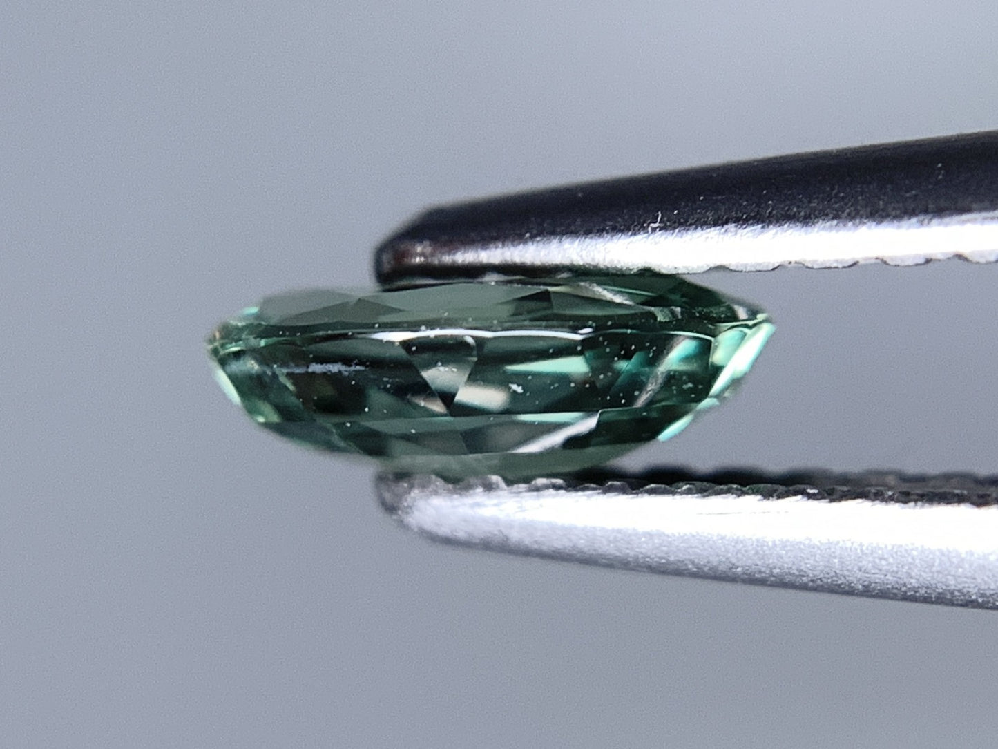 アレキサンドライト 天然 0.693ct 宝石ソーティング付き 6.6㎜×4.9㎜×2.3㎜ ルース（ 裸石 ） 7477Y