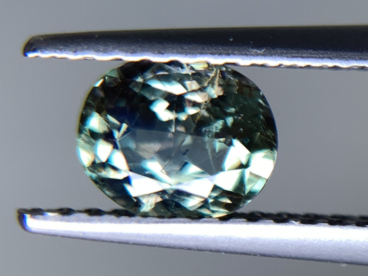 アレキサンドライト 天然 0.761ct GIA宝石鑑別書＆中央宝石ソーティング付き Green changing to Pink 6.14㎜×5.08㎜×3.19㎜　 天然 ルース（ 裸石 ） 3286Y