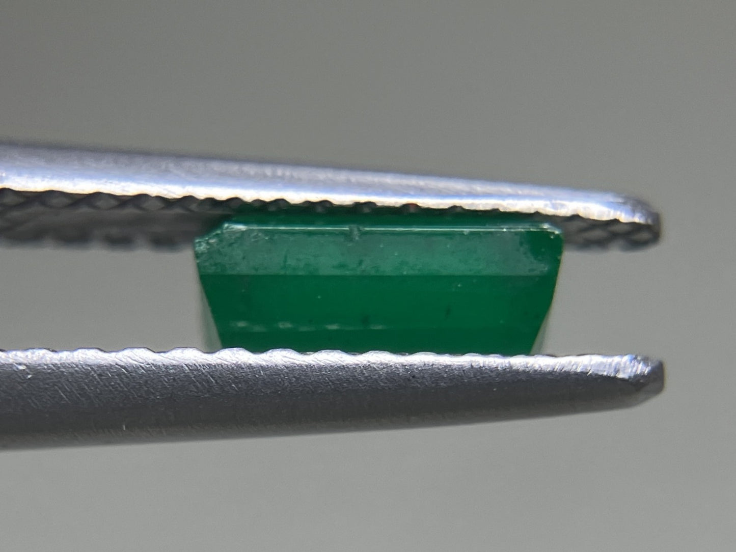 エメラルド 0.75ct 宝石ソーティング付き  6.7㎜×4.5㎜×2.8㎜  ルース（ 裸石 ） 3993YY