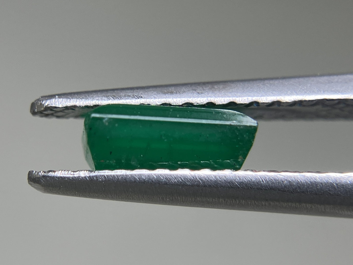 エメラルド 0.75ct 宝石ソーティング付き  6.7㎜×4.5㎜×2.8㎜  ルース（ 裸石 ） 3993YY
