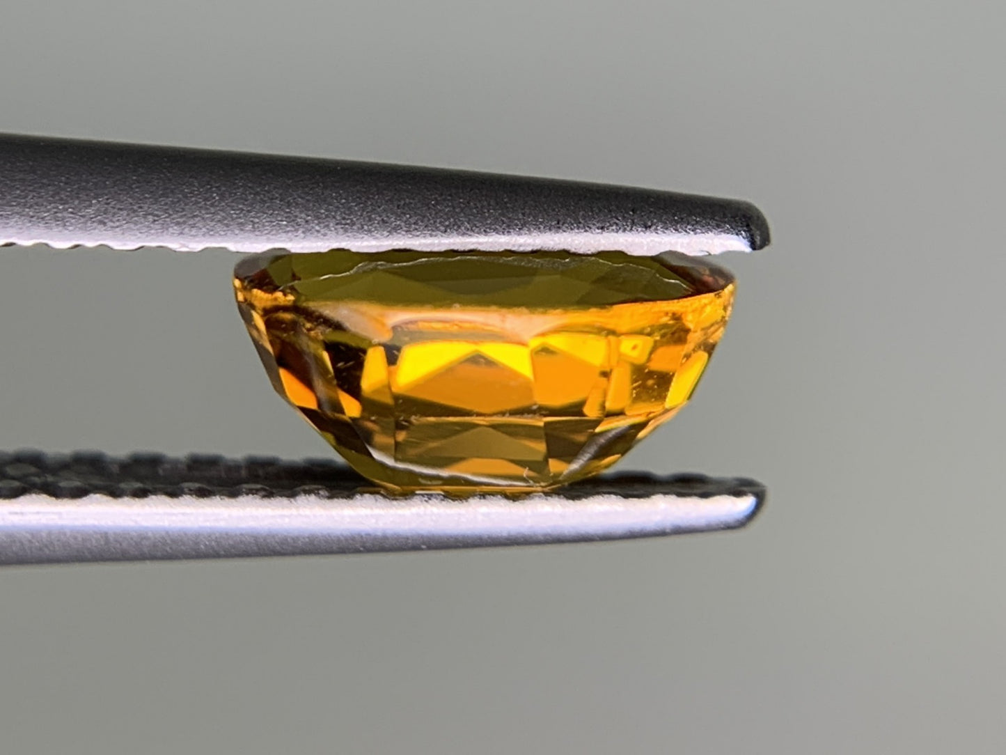 ゴールデンサファイア 1.430ct  中央宝石ソーティング付き  7.30㎜×5.76㎜×3.74㎜  ルース（ 裸石 ） 3755Y