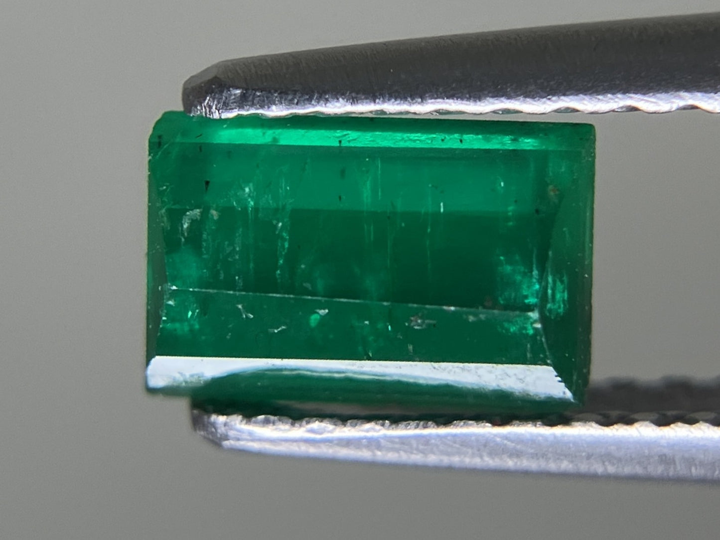 エメラルド 0.75ct 宝石ソーティング付き  6.7㎜×4.5㎜×2.8㎜  ルース（ 裸石 ） 3993YY