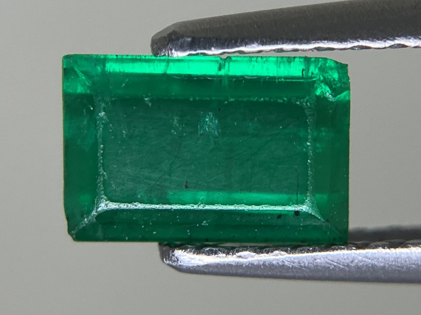 エメラルド 0.75ct 宝石ソーティング付き  6.7㎜×4.5㎜×2.8㎜  ルース（ 裸石 ） 3993YY
