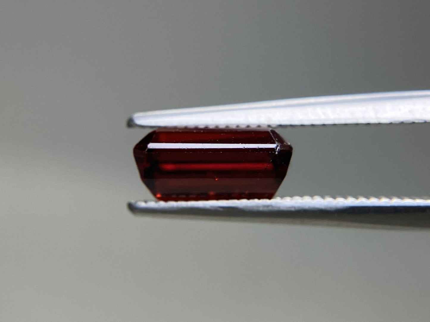 ガーネット （アルマンディン-スペサルティンガーネット） 天然 3.694ct 中央宝石ソーティング付き 8.96㎜×6.97㎜×4.42㎜ ルース 6315YY