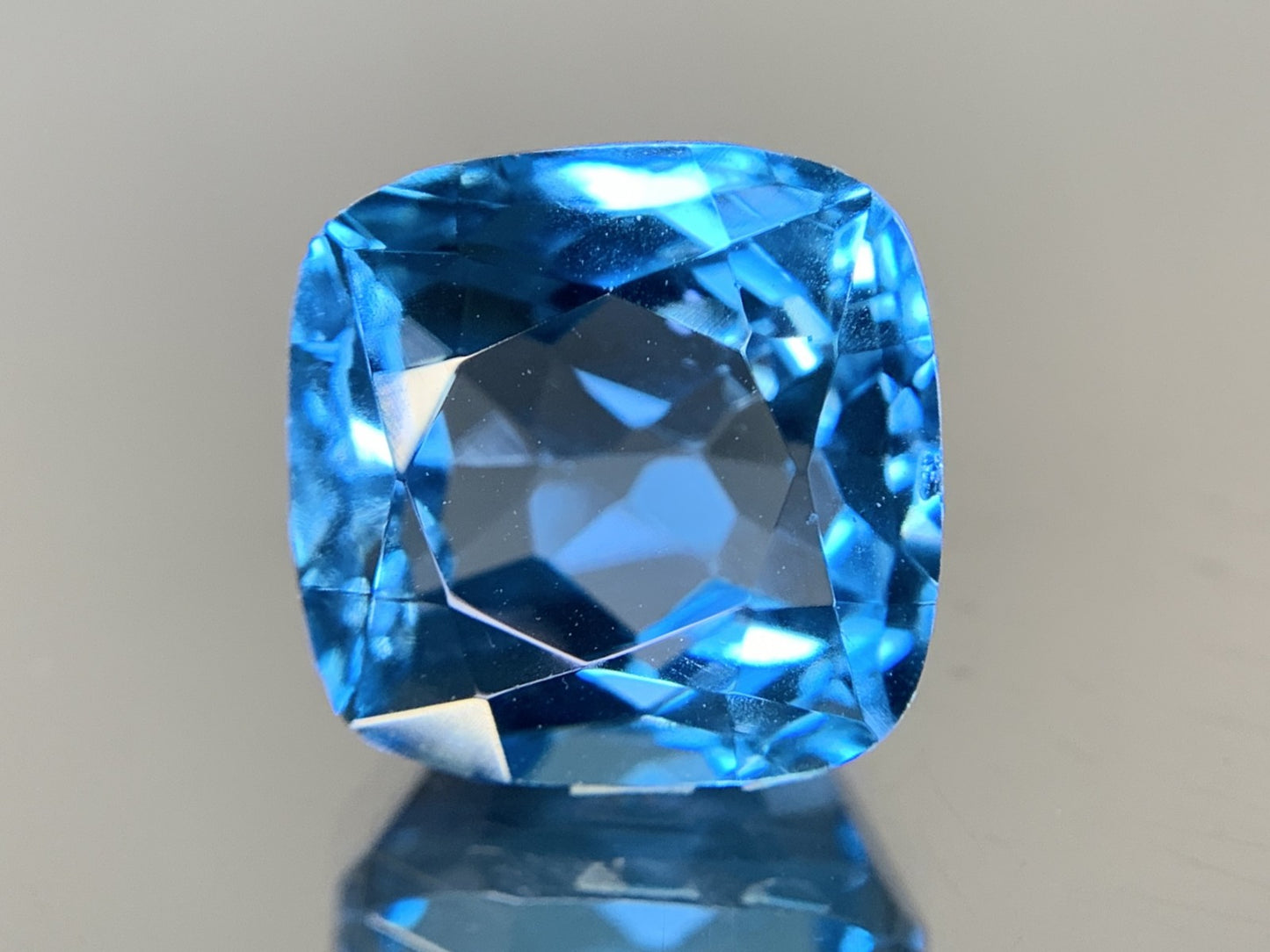 ブルートパーズ 天然 9.903ct 宝石ソーティング付き 11.3㎜×11.2㎜×8.4㎜ ルース（ 裸石 ） 6676Y