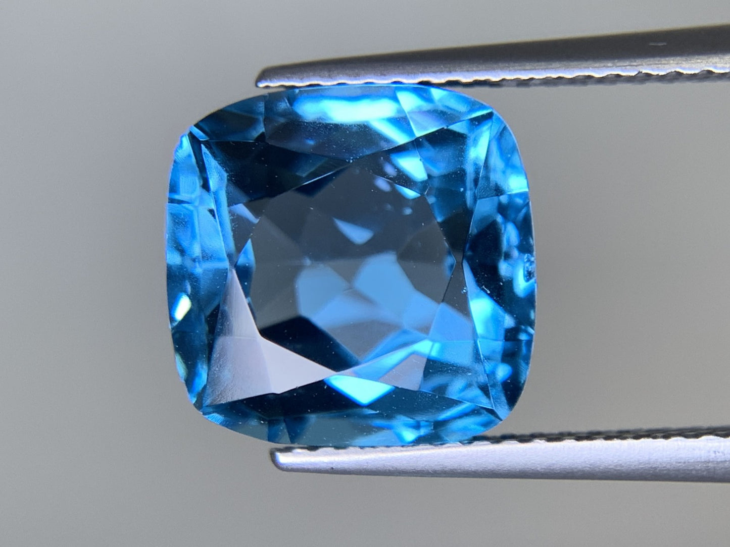 ブルートパーズ 天然 9.903ct 宝石ソーティング付き 11.3㎜×11.2㎜×8.4㎜ ルース（ 裸石 ） 6676Y