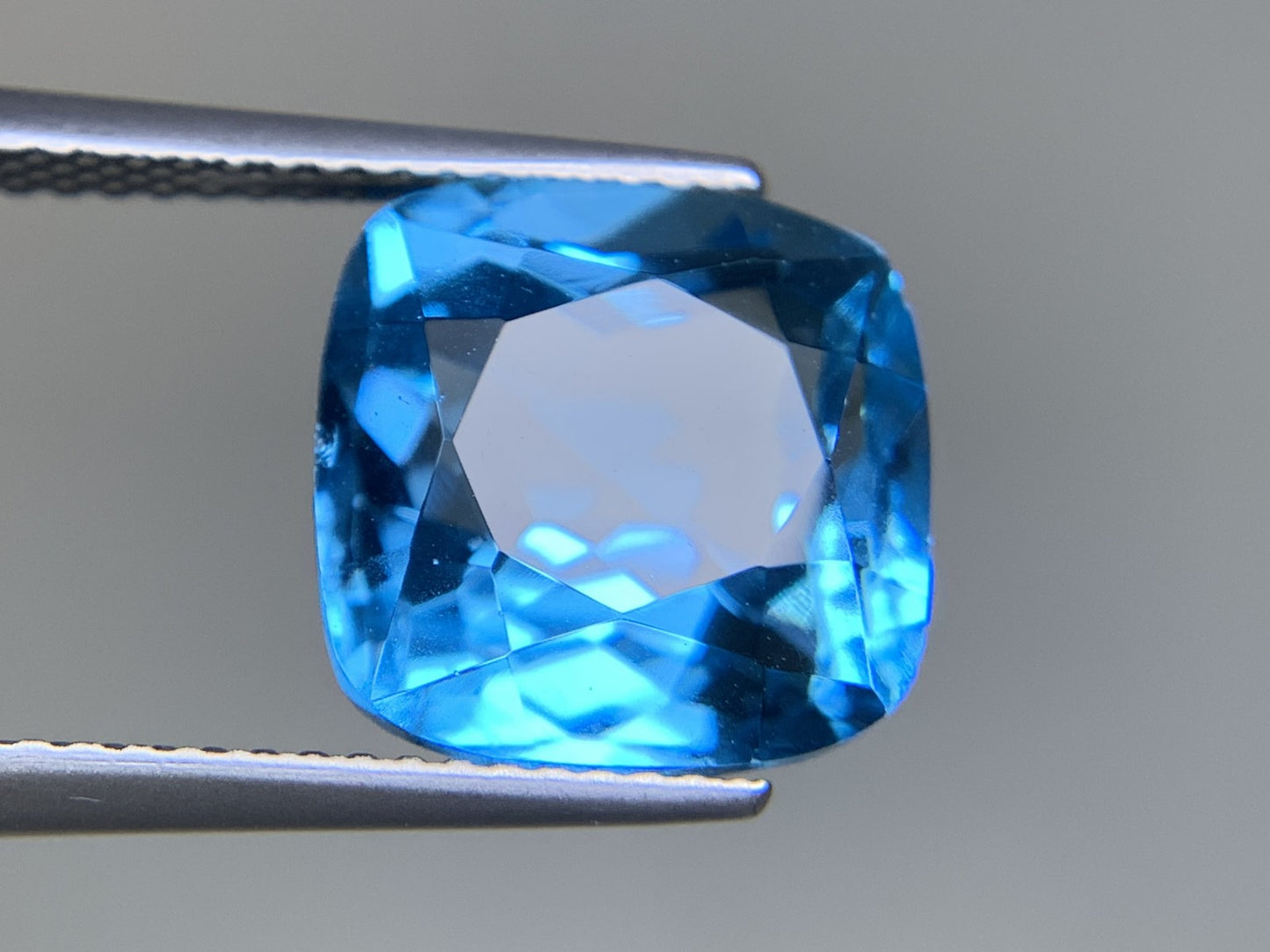 ブルートパーズ 天然 9.903ct 宝石ソーティング付き 11.3㎜×11.2㎜×8.4㎜ ルース（ 裸石 ） 6676Y