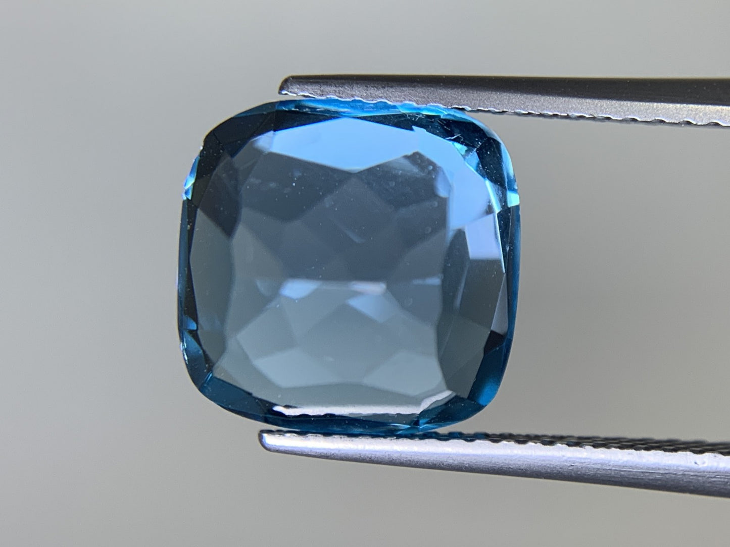 ブルートパーズ 天然 9.903ct 宝石ソーティング付き 11.3㎜×11.2㎜×8.4㎜ ルース（ 裸石 ） 6676Y