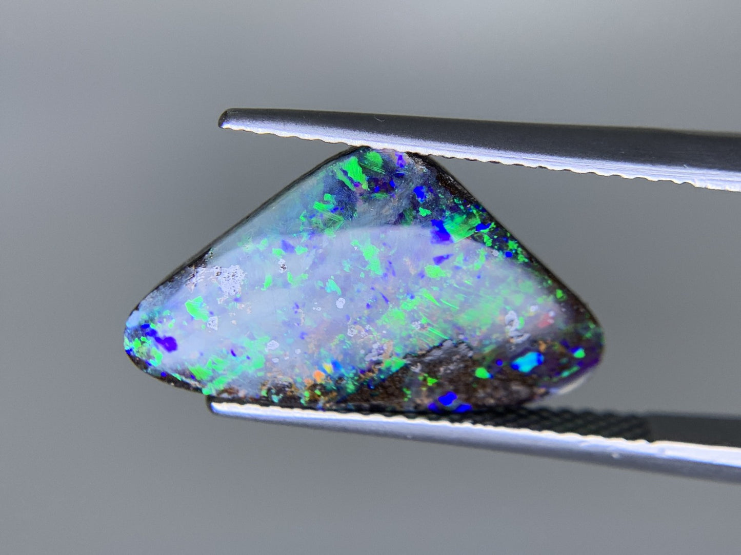 ボルダーオパール 天然 4.606ct 宝石ソーティング付き 17.7㎜×10.4㎜×3.9㎜ ルース（ 裸石 ） 8349Y