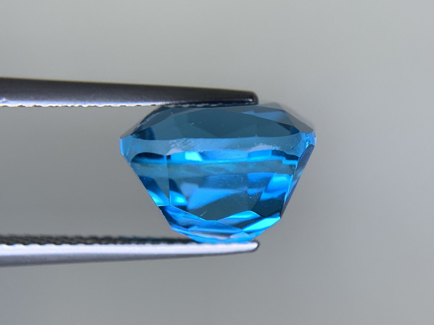 ブルートパーズ 天然 9.903ct 宝石ソーティング付き 11.3㎜×11.2㎜×8.4㎜ ルース（ 裸石 ） 6676Y