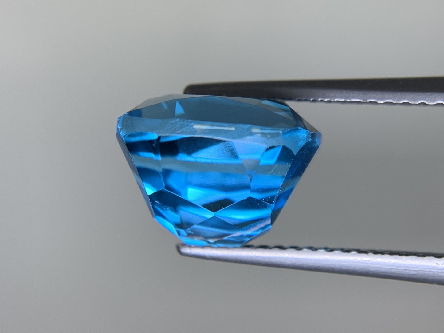ブルートパーズ 天然 9.903ct 宝石ソーティング付き 11.3㎜×11.2㎜×8.4㎜ ルース（ 裸石 ） 6676Y