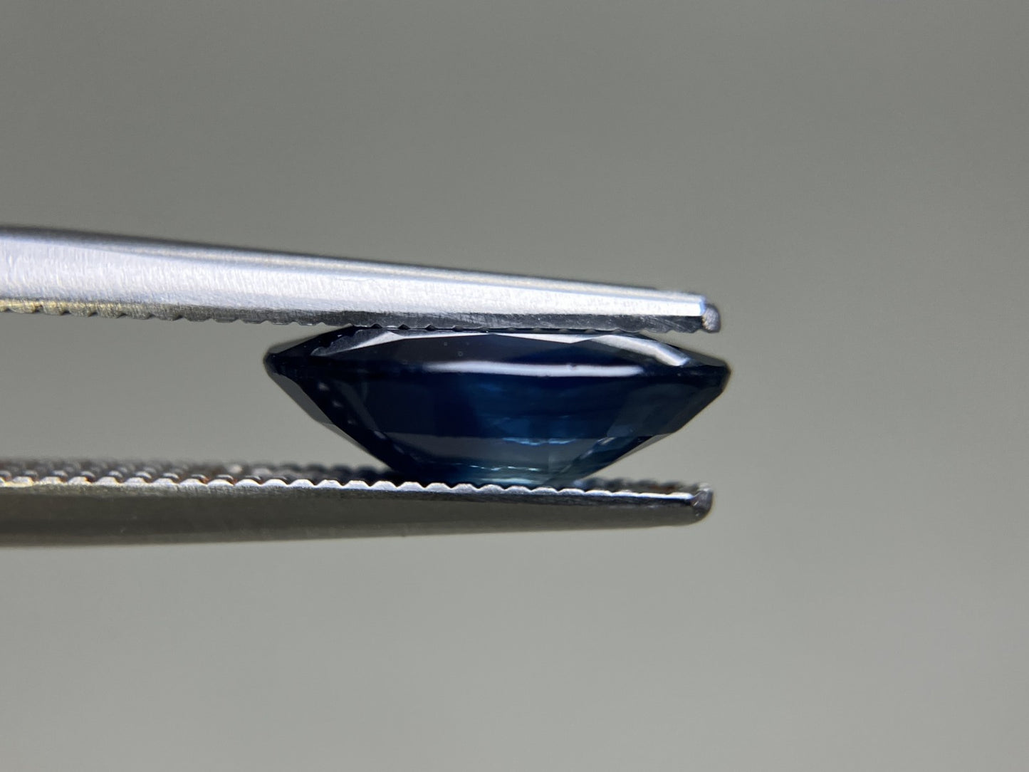 ブルーサファイア 天然 2.908ct 中央宝石ソーティング付き 10.64㎜×8.28㎜×3.77㎜ ルース（ 裸石 ） 6337YY