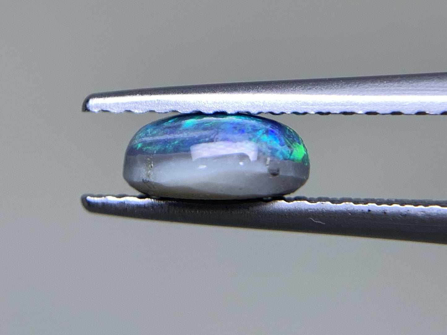 ブラックオパール 0.789ct 宝石ソーティング付き  7.0㎜×5.4㎜×3.2㎜ ルース（ 裸石 ） 2292Y