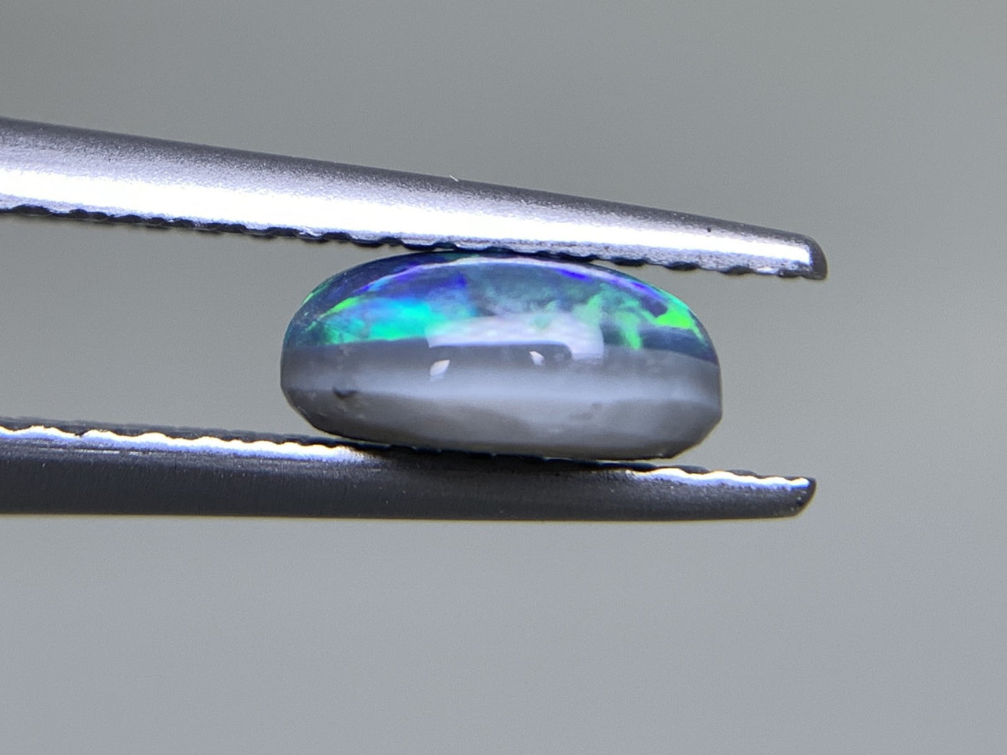 ブラックオパール 0.789ct 宝石ソーティング付き  7.0㎜×5.4㎜×3.2㎜ ルース（ 裸石 ） 2292Y