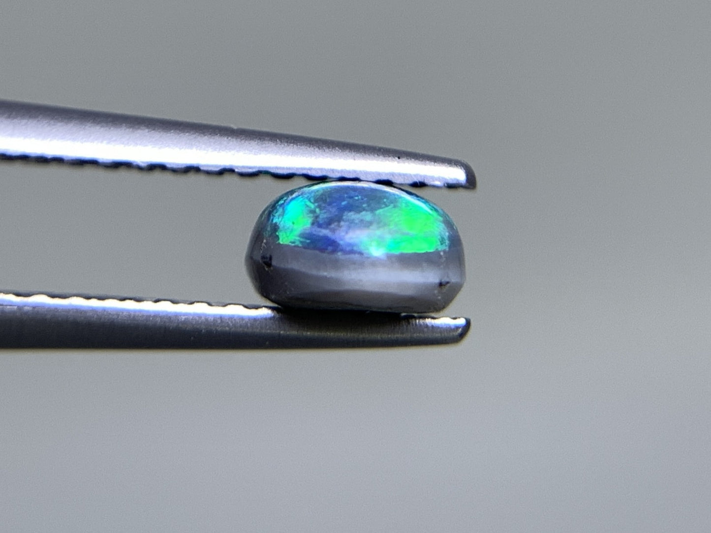 ブラックオパール 0.789ct 宝石ソーティング付き  7.0㎜×5.4㎜×3.2㎜ ルース（ 裸石 ） 2292Y